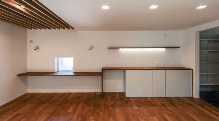 壁付けの、オリジナルのカップボードとスタディスペース