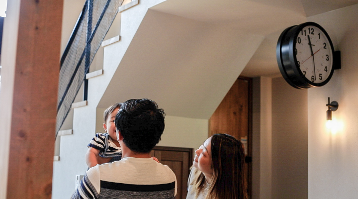 夫婦と子供がくつろぐイメージ