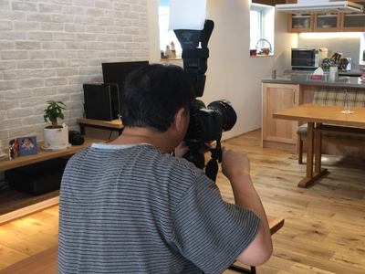 岡崎市で共感住宅レイアウトと一緒に注文住宅を完成させたHさまご家族を撮影するカメラマン