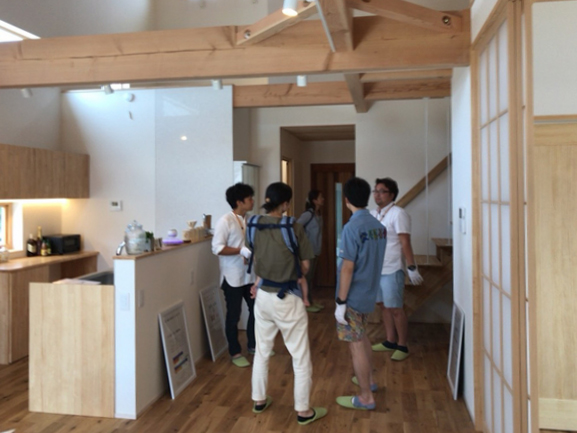 幸田町の注文住宅、完成見学会の様子。内観はシンプルで開放的