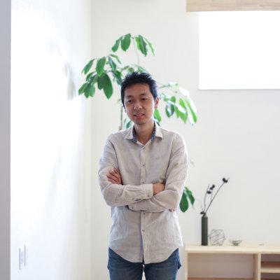 幸田町の工務店・共感住宅ray-outのデザイナー野口が室内で立つ姿