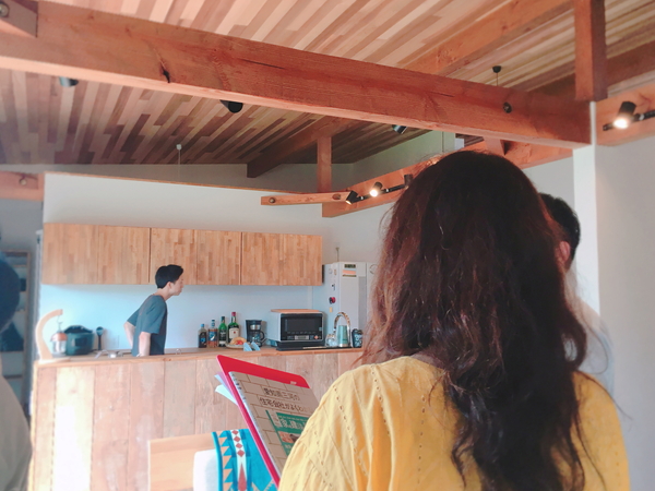 共感住宅レイアウトが幸田町で新築したお家へ取材へ行ってきました。キッチンまわりで撮影ポーズを決める取材班。