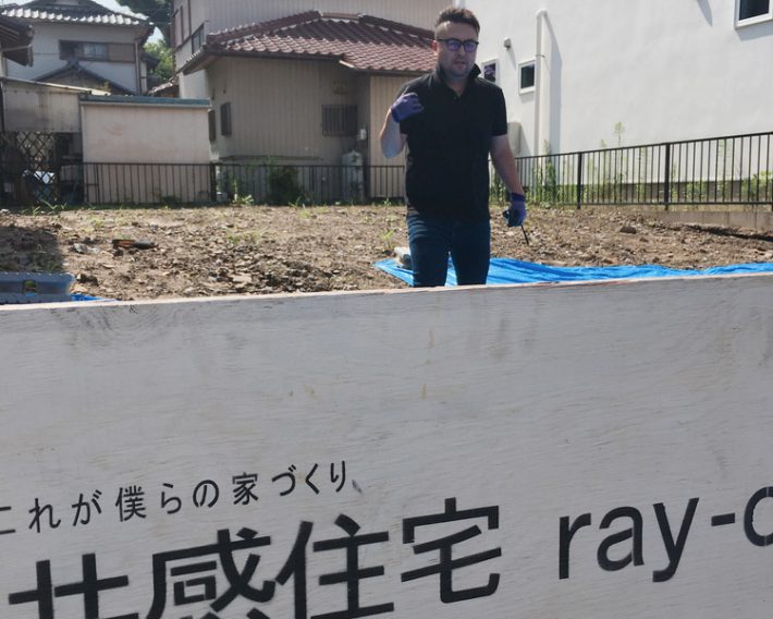 地鎮祭前に新築地で地縄を張っている共感住宅レイアウトのスタッフ