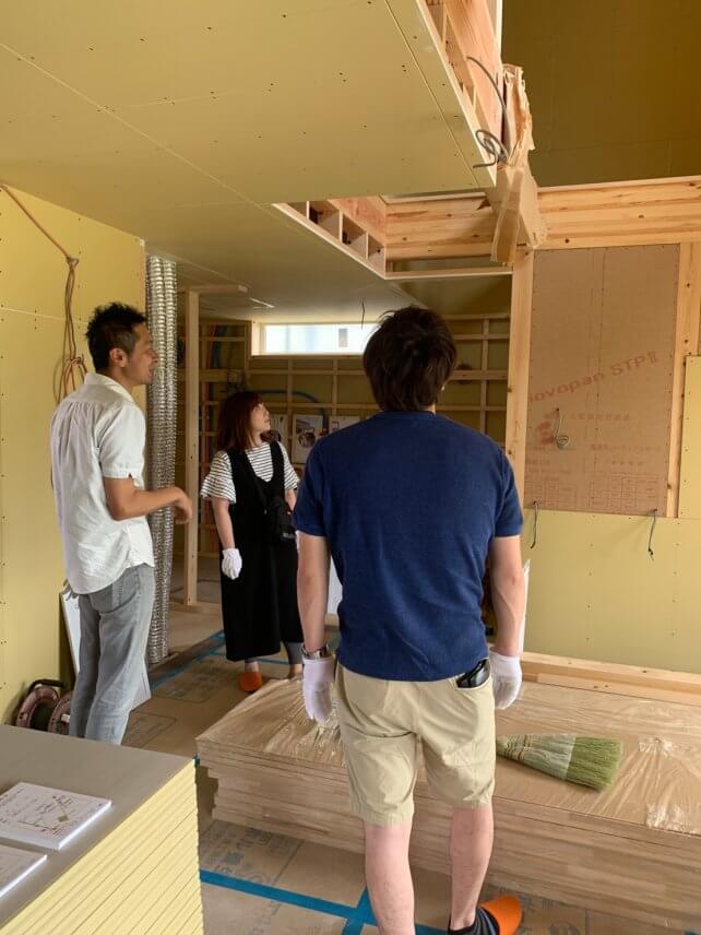 建築途中の見学会にて話が弾むスタッフとご夫婦