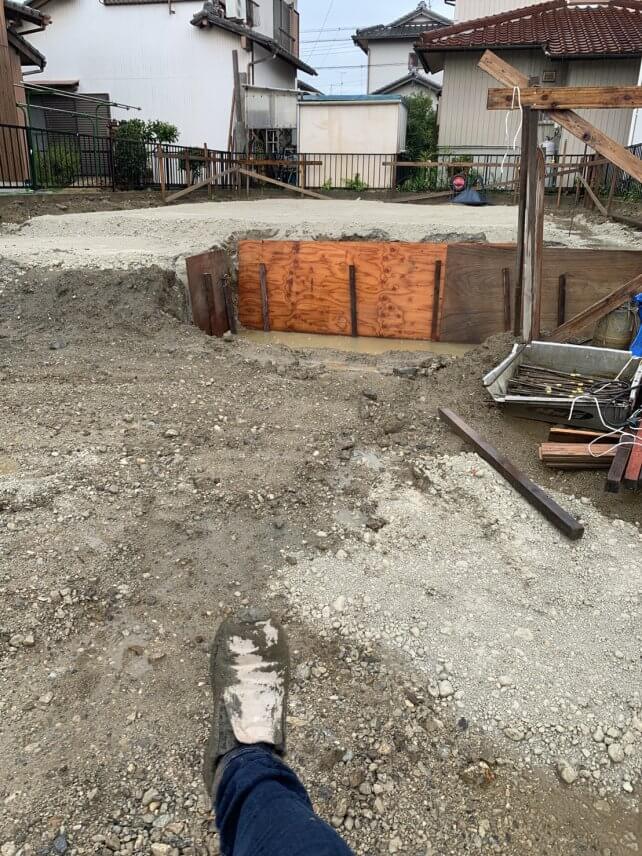 岡崎市の現場で泥だらけのくつ