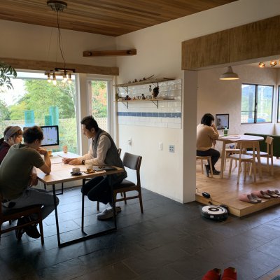 「はじめの一歩｜お金の勉強会」でお話を進めるスタッフ