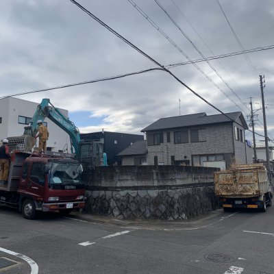 解体工事開始とともに思うこと。トラックと重機