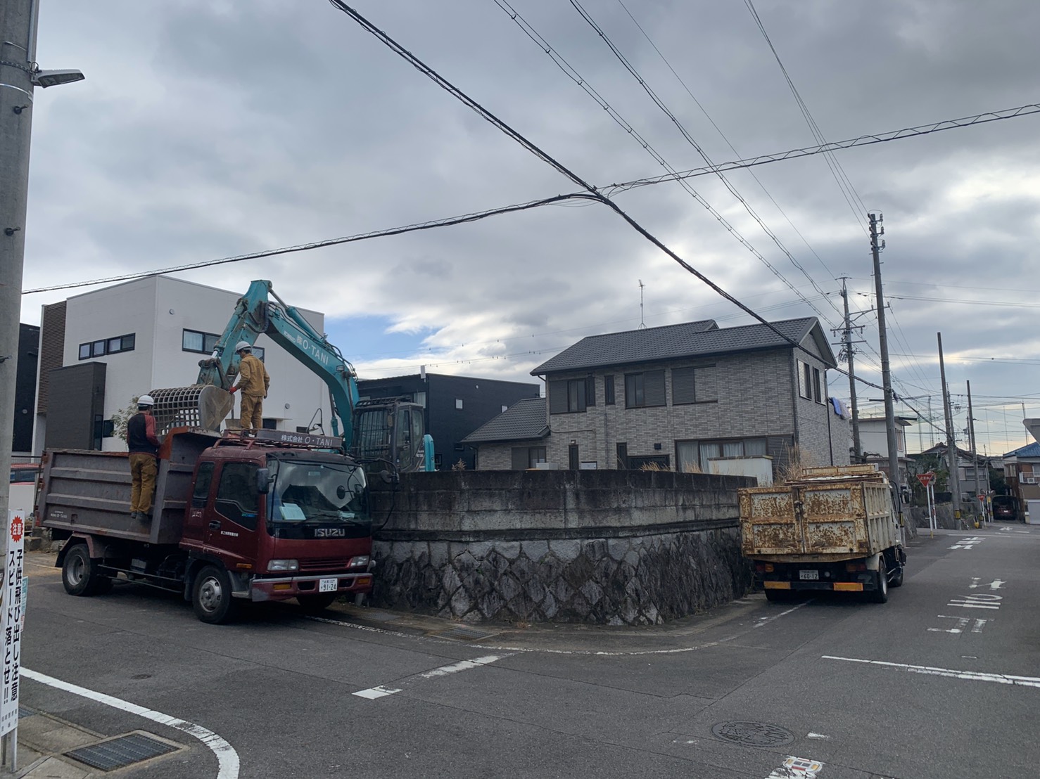 解体工事開始とともに思うこと。トラックと重機