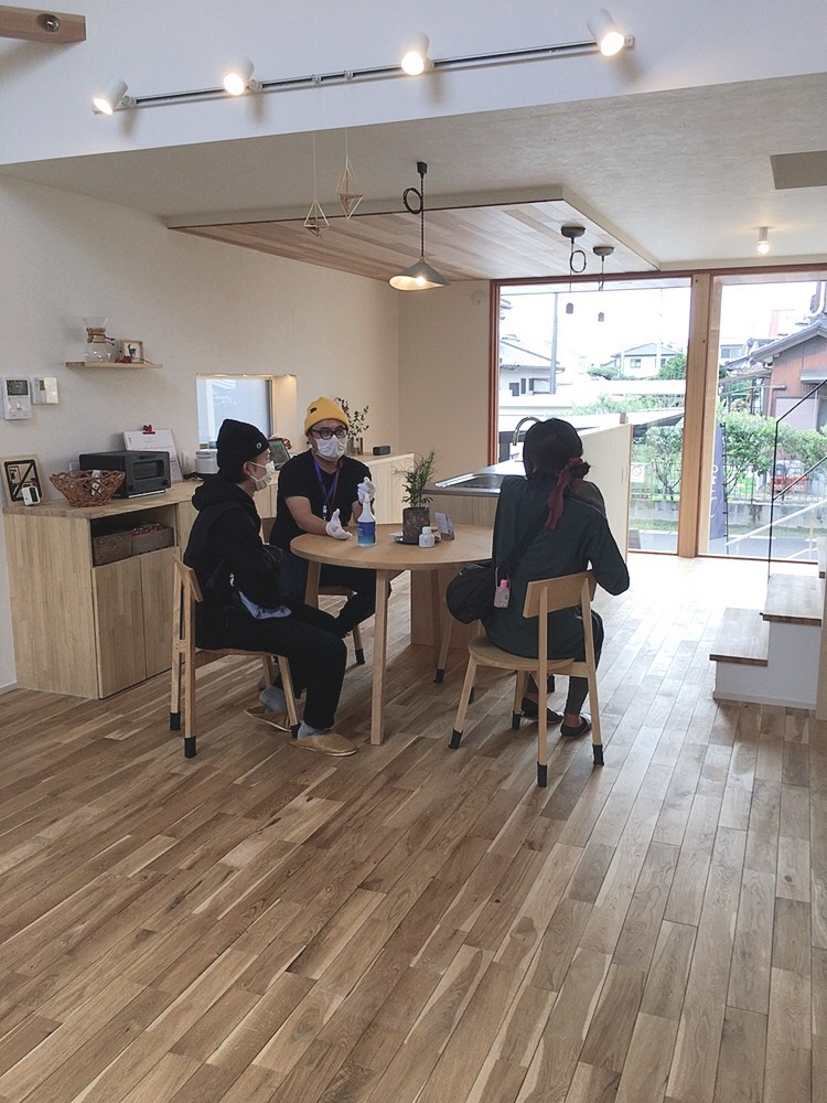完成見学会が開催され暖かいお家でくつろぐ