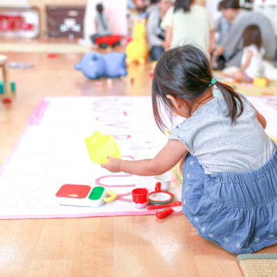 保育園で遊ぶ子供