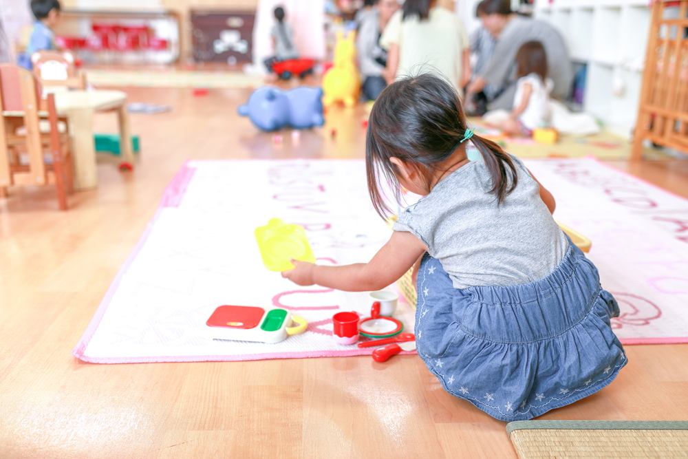 保育園で遊ぶ子供