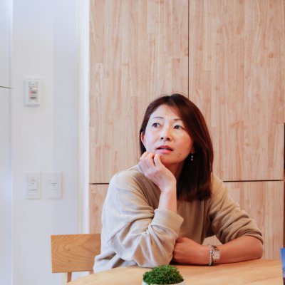 西三河の工務店・共感住宅ray-outスタッフの加納が頬杖をついて斜め上を見ている姿
