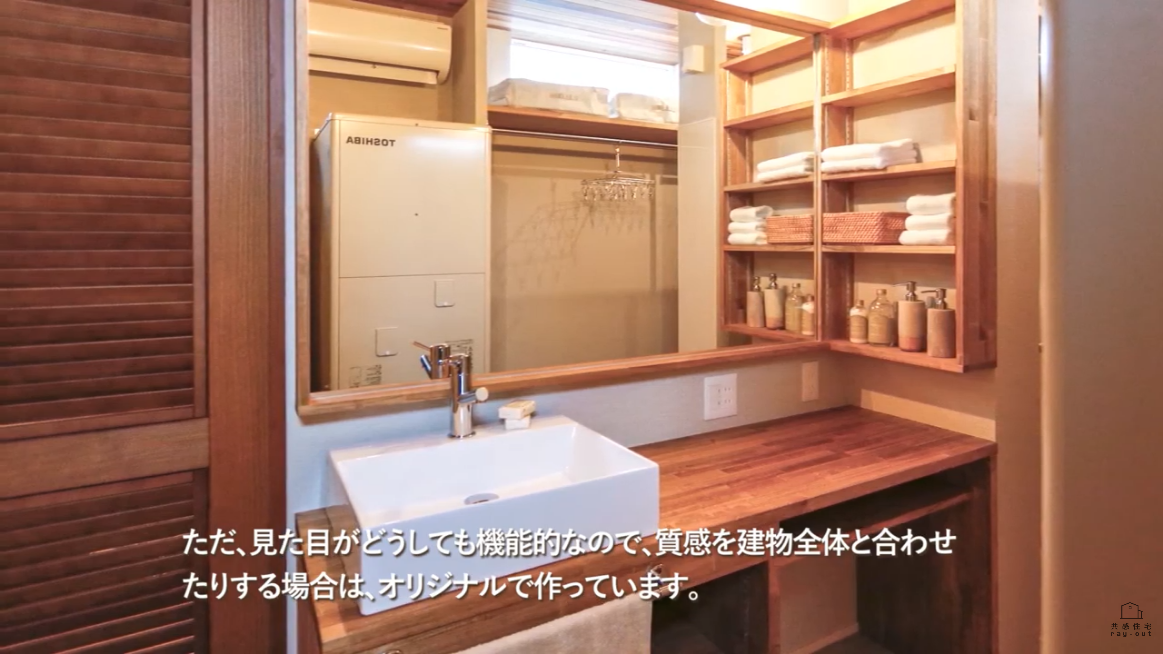 脱衣室の中にあるオリジナル洗面化粧台、ボウルと水栓はサンワカンパニー