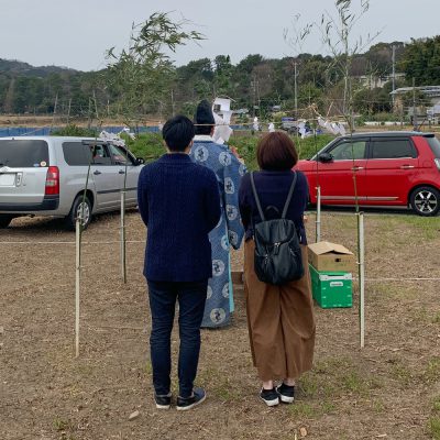 地鎮祭の日に祭壇に向かうオーナーさま