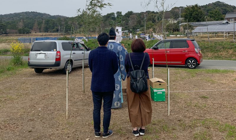 地鎮祭の日に祭壇に向かうオーナーさま