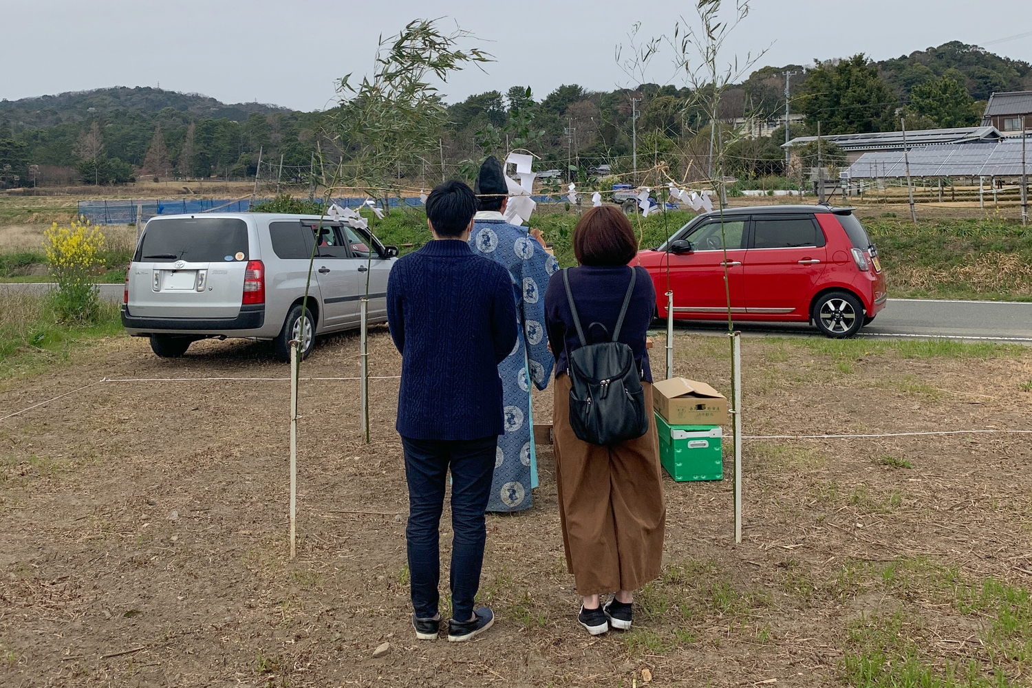 地鎮祭の日に祭壇に向かうオーナーさま