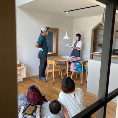 モデルハウス見学会にご来場くださったお客様と弊社スタッフ