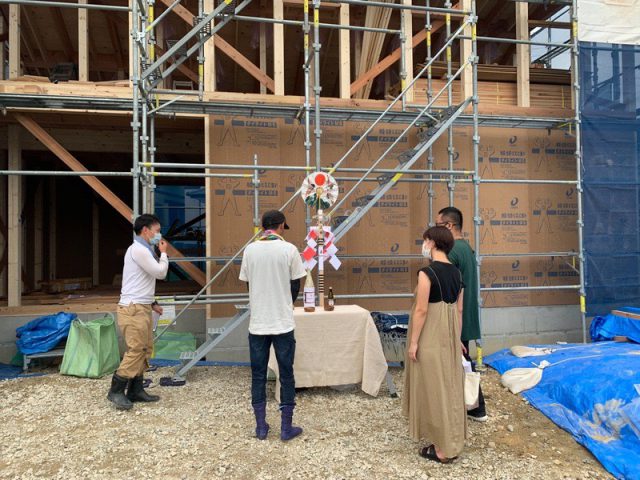 みよし市にて上棟を迎えた施主様と。