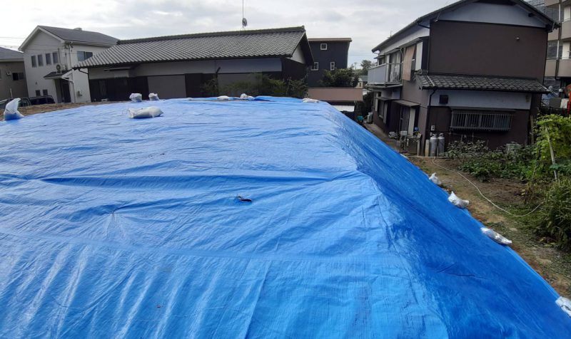 台風に備えてブルーシートで養生した現場