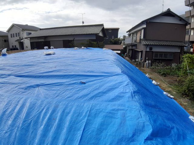 台風に備えてブルーシートで養生した現場