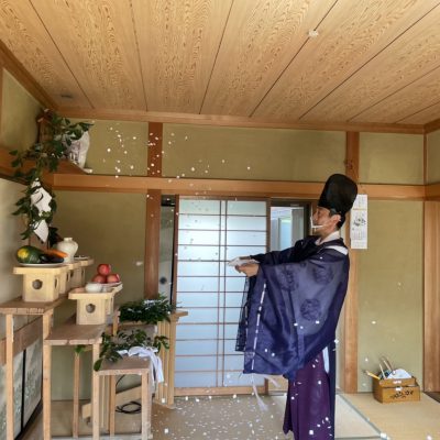 解体されるお家の清祓いをする神主さん