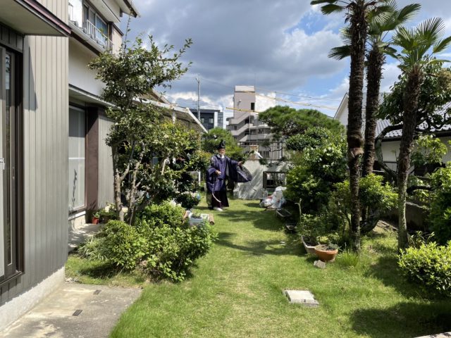 お庭も清祓いをする神主さん