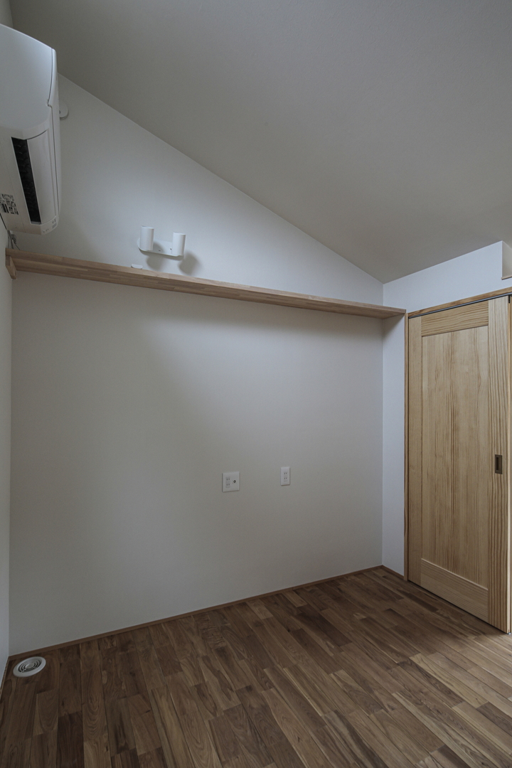 ご主人の個室とお子様の個室は左右対称な造り。突っ張り棒でDIY出来るように高い位置に棚板を取り付けた