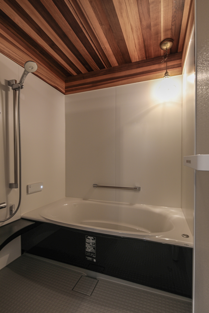 リクシルのユニットバスとレッドシダーの天井をくみ合わせた浴室