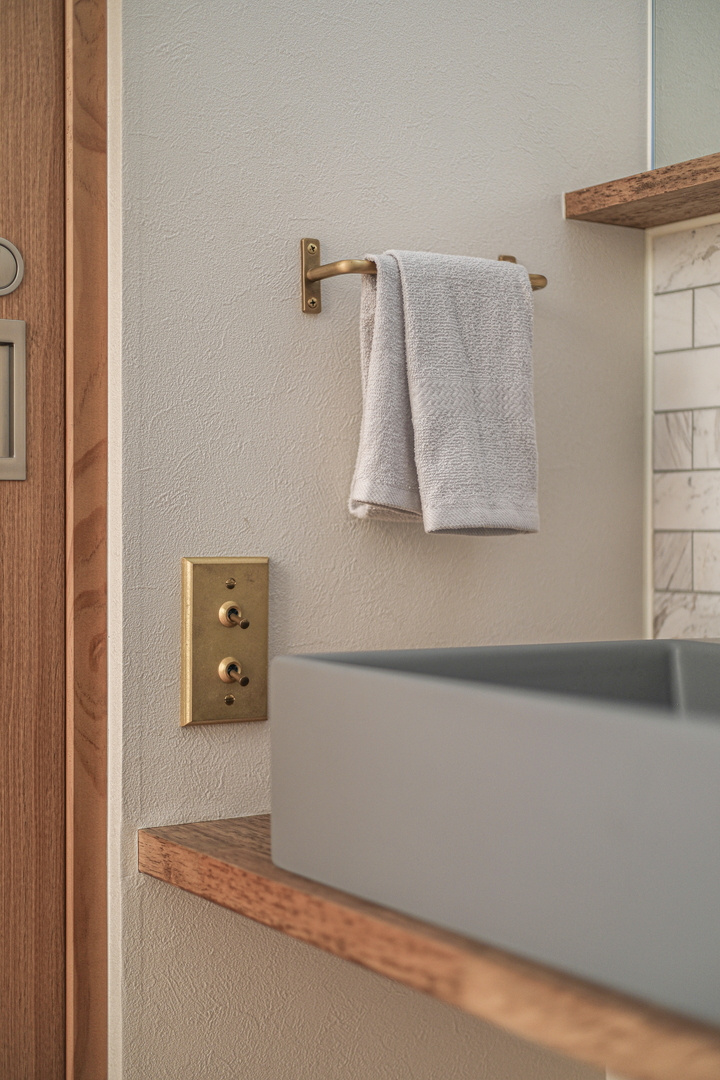 トイレと洗面は真鍮製のトグルスイッチで照明を点けます