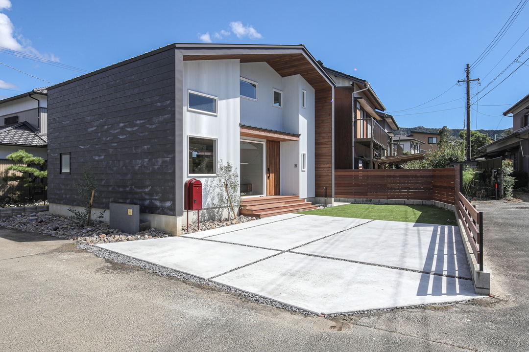 車3台が止められる土間とBBQが出来る芝生のある庭