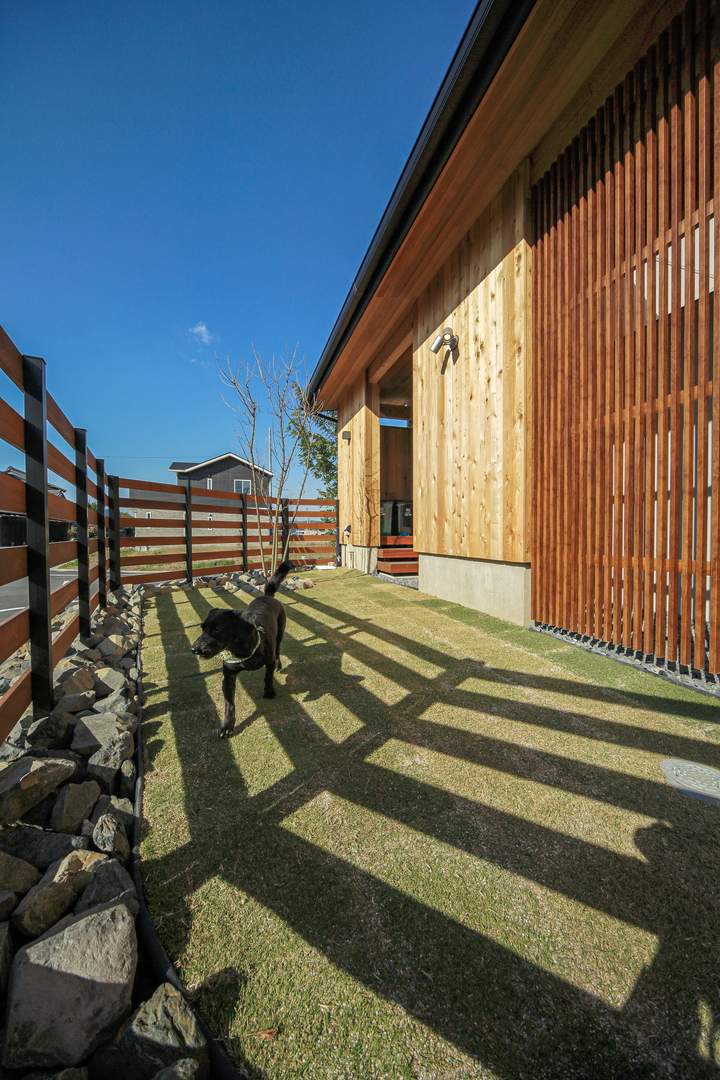 愛犬が駆け回れる芝生もある