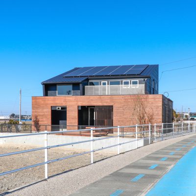 開けた土地に建つ黒と木の外観
