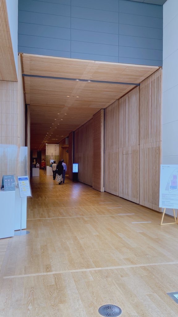 富山県美術館は壁、床、天井に木がふんだんに使われている。