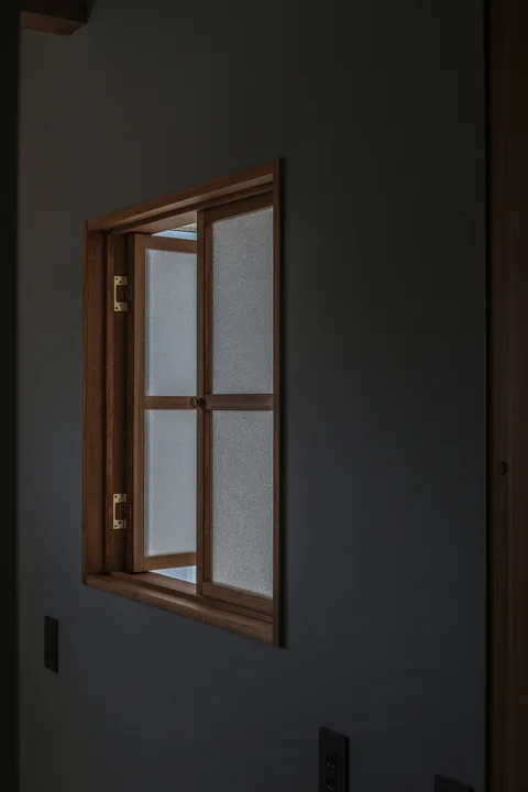 造作の内窓。木製の枠に、真鍮の金具を取り付けて、落ち着きのある雰囲気にしている