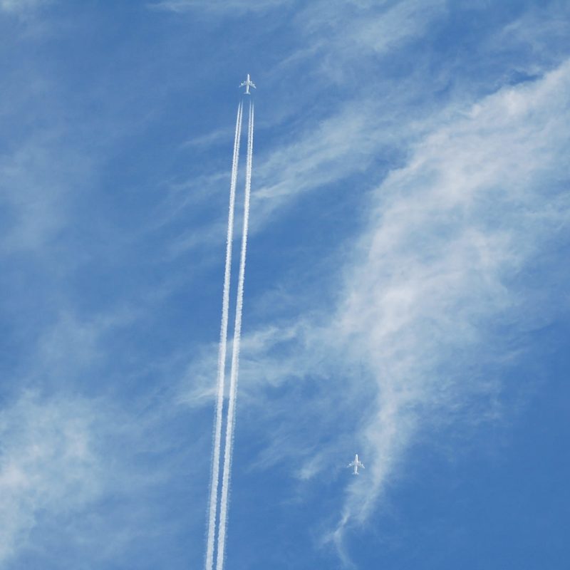 空に真っすぐ描かれた飛行機雲