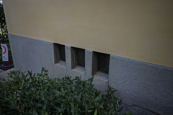 基礎に開けられた風を通す穴。ここから内部の風の通り道も覗ける