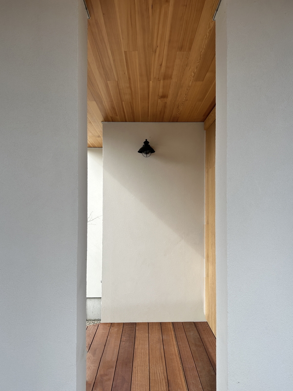 木と塗り壁の家