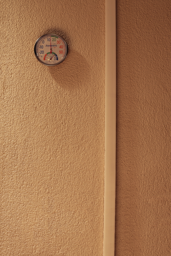 湿度計がある壁イメージ画像