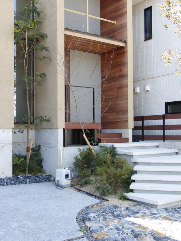 編集中のルームツアーの外観写真。コンクリートの外階段がある