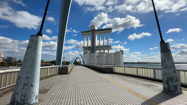 ガーデンふ頭のポートブリッジから名古屋港ポートビルを見た景色