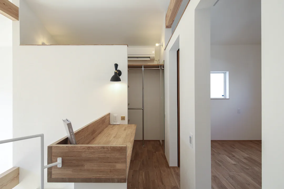 廊下の造り付け机を横から見た図。机の背中側には開いた引き戸が2つ。