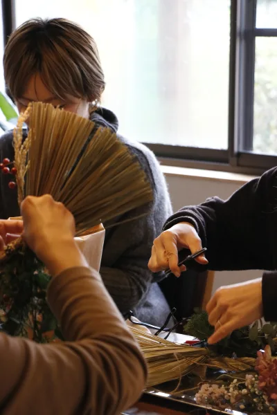 しめ縄をつくる手元