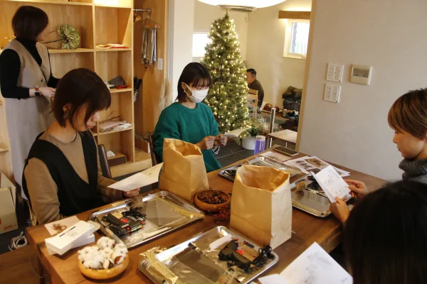 デザインしめ縄を作る様子