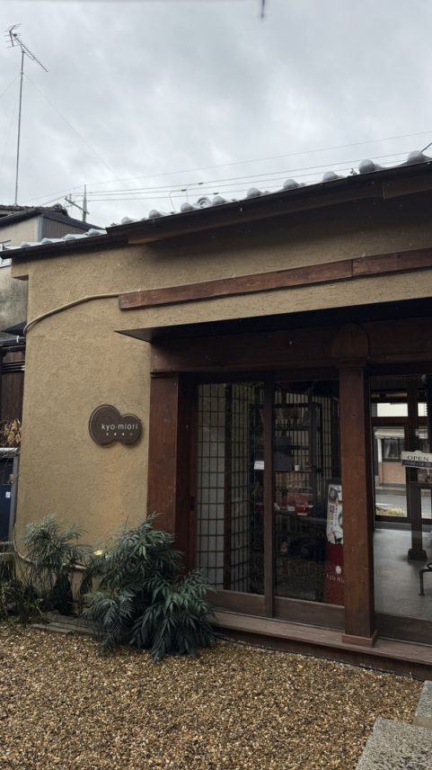 ベージュの外壁の雑貨店