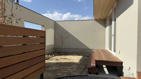 白く大きな壁。家の目隠し壁として機能している。プロジェクターが映せる