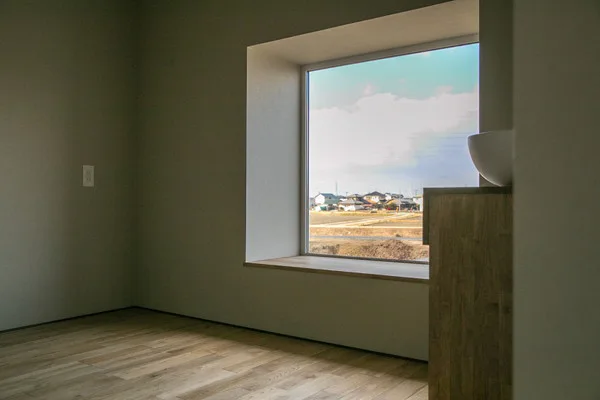 ヌック。窓からは青空と田畑が見える。