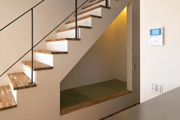 階段の下に三角形の空間があり、小上がりになっている。床は畳仕上げ。