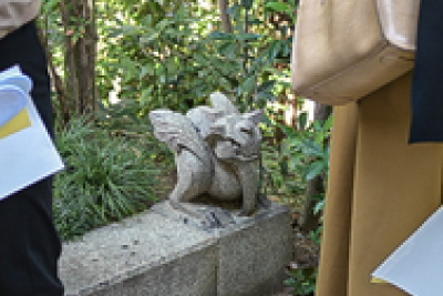 庭に置かれた石像。大きな鳥のような姿