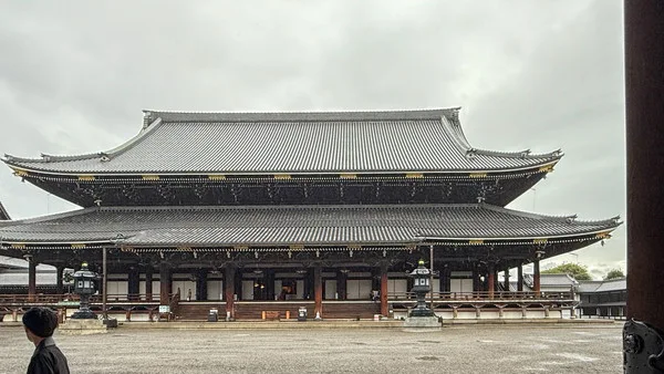 東本願寺の御影堂。横長の大きなお寺で瓦の屋根になっている