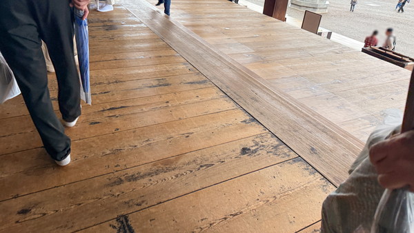 板張りの廊下。板の幅が広く艶が出ている